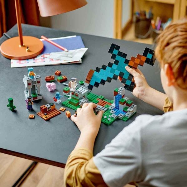 LEGO Minecraft Kılıç Üssü Yapım Oyuncak Seti LMC-21244